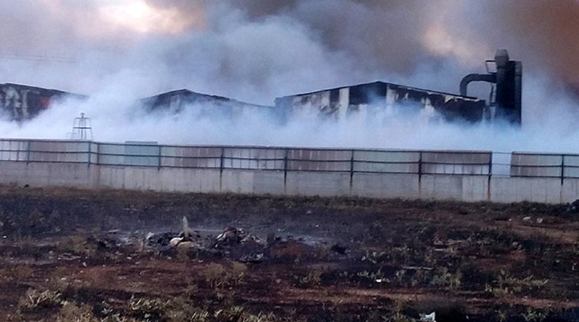 Ασπρόπυργος: «Πλιάτσικο» από Ρομά στο καμμένο εργοστάσιο