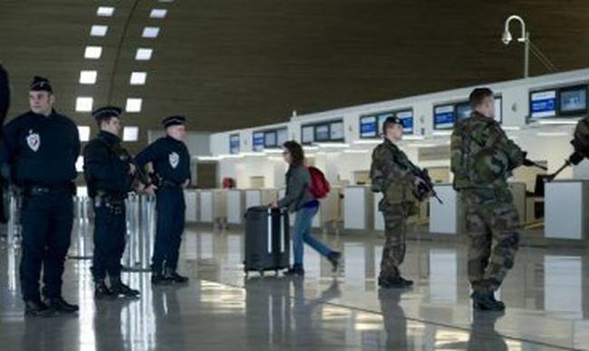 Γαλλία: Εξάχρονη συνελήφθη και κρατήθηκε για τρεις μέρες στο “Σαρλ ντε Γκολ”
