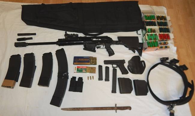 Ρέθυμνο: 45χρονος έκρυβε όπλα και 150.000 ευρώ στο σπίτι του