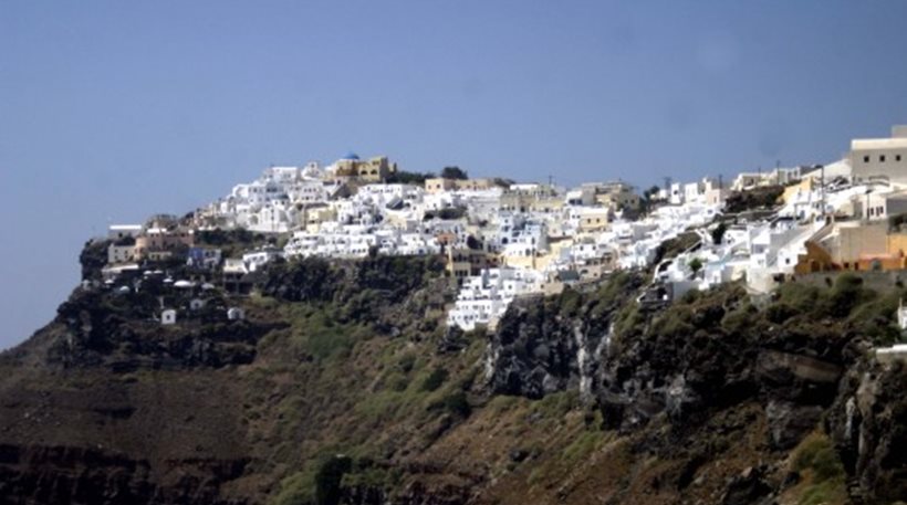 Σαντορίνη: Έρευνα για αστυνομικό που έκανε… τα στραβά μάτια σε παράνομες οικοδομικές εργασίες