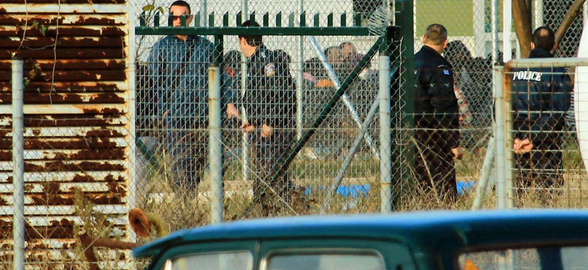 Μαζική εξέγερση λαθρομεταναστών στη Λέσβο –  Εγκλώβισαν και έκλεισαν   σε κοντέινερ Λιμενικούς!