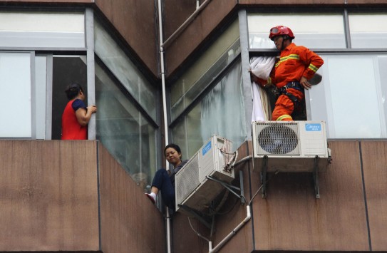 Πυροσβέστης πηδάει από τον 30ό όροφο και σώζει γυναίκα (video)