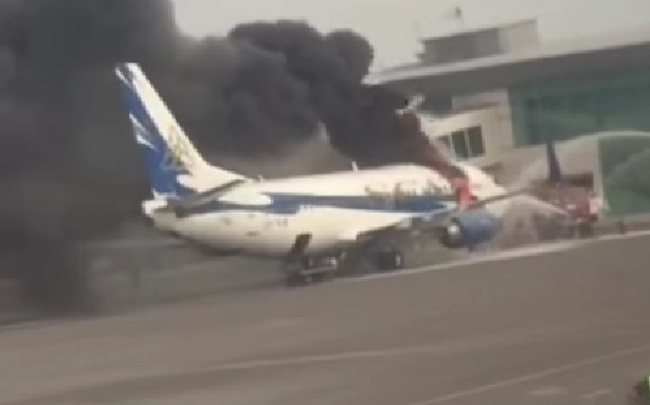 Καζακστάν: Boeing τυλίγεται στις φλόγες μετά την προσγείωση (video)