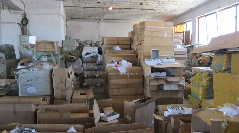 Εντοπίσθηκαν δύο αποθήκες με μεγάλο αριθμό προϊόντων απομίμησης-παραεμπορίου