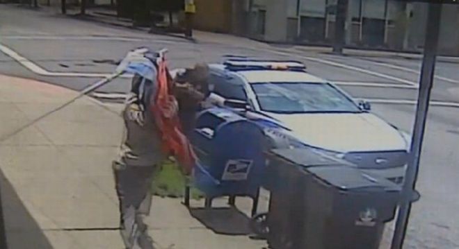 ΗΠΑ: Αστυνομικός πυροβολεί άνδρα που του επιτίθεται (βίντεο)