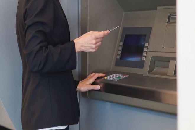 Παρακολουθούν ηλικιωμένους που ‘σηκώνουν’ τις καταθέσεις τους και τους ληστεύουν