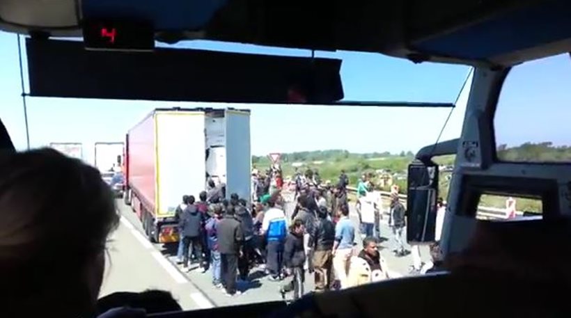 Λαθρομετανάστες κυνηγούν φορτηγό με προορισμό τη Βρετανία (βίντεο)
