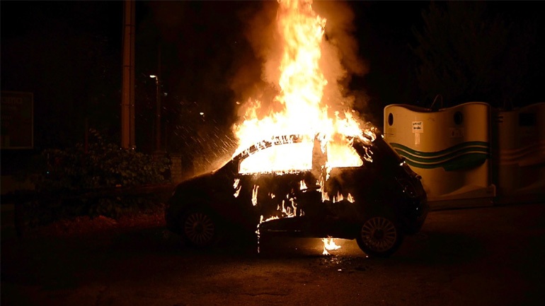 «Λαμπάδιασε» Ι.Χ. στα Εξάρχεια