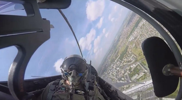 Le Bourget 2015: Δείτε την επίδειξη του πακιστανικού JF-17 Thunder μέσα από το πιλοτήριο