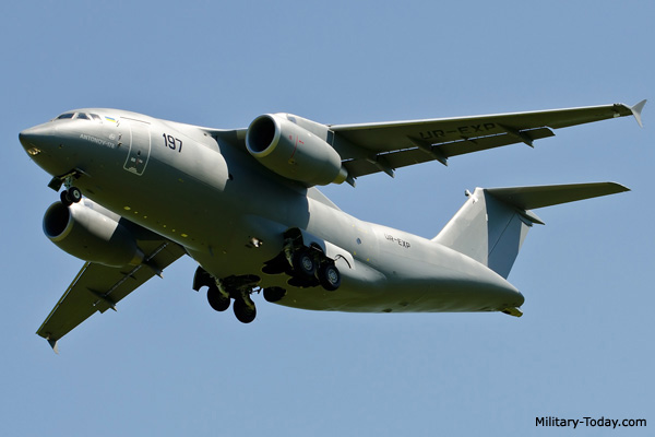 Αεροπορικό ντεμπούτο για το μεταφορικό An-178 στο Παρίσι [βίντεο]