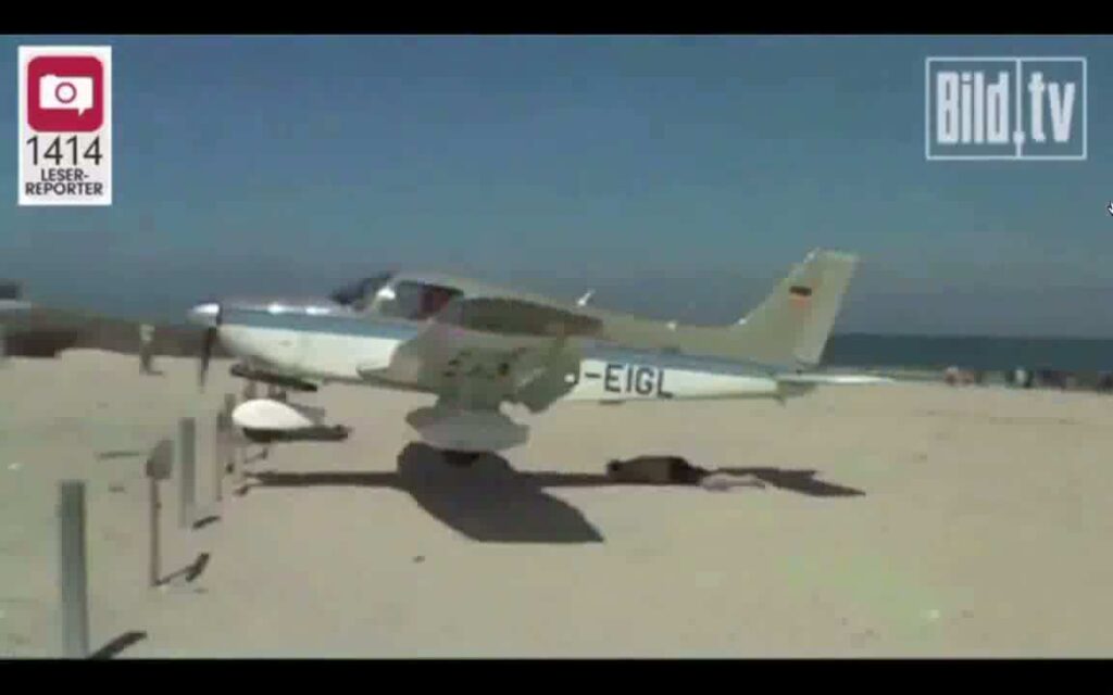 Προσγείωση που θα σας αφήσει άφωνους – Οι λουόμενοι έτρεχαν να καλυφτούν (βίντεο)