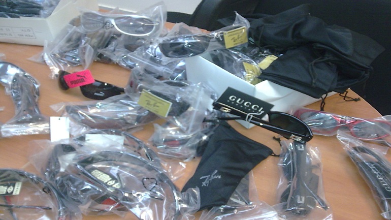 Μπλόκο σε χιλιάδες «μαϊμού» γυαλιά ηλίου