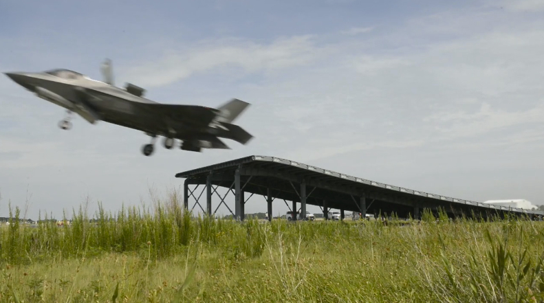 Πρώτη απογείωση μαχητικού F-35B από ράμπα τύπου ski-jump[βίντεο]