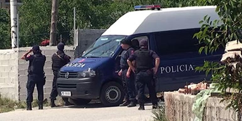 Πόλεμος αστυνομίας-εμπόρων ναρκωτικών στο Λαζαράτι της Αλβανίας [βίντεο]
