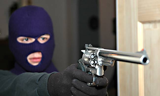 Αδίστακτοι ληστές έδεσαν ανδρόγυνο, ενώ κλείδωσαν το γιο στην αποθήκη