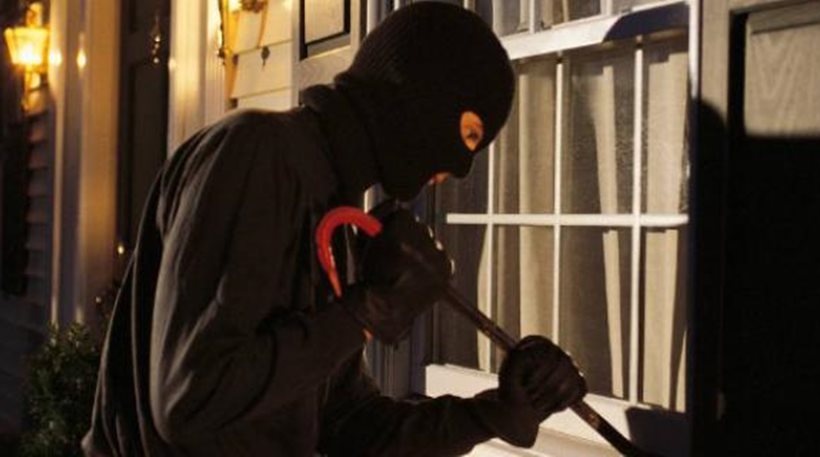 Πέλλα: Κουκουλοφόροι ληστές έδεσαν τους γονείς και κλείδωσαν το γιο στην αποθήκη