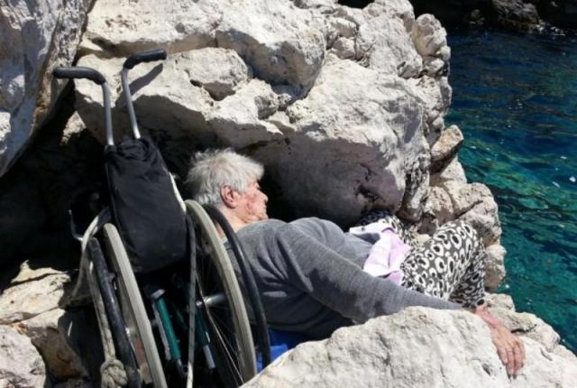 Διακινητές λαθρομεταναστών παράτησαν ανάπηρη γυναίκα σε βράχο του Αιγαίου (εικόνες)