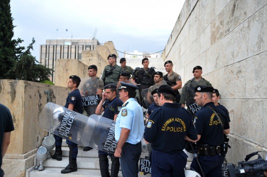 Επέστρεψαν ξαφνικά οι αστυνομικοί στον Άγνωστο Στρατιώτη! (εικόνες)