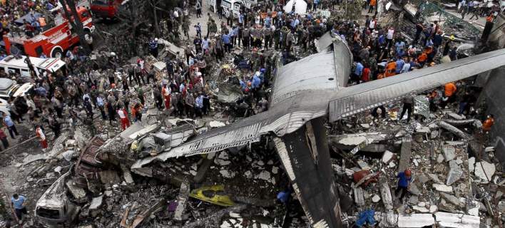 Συντριβή αεροσκάφους στην Ινδονησία– Περισσότεροι από 100 νεκροί (εικόνες)