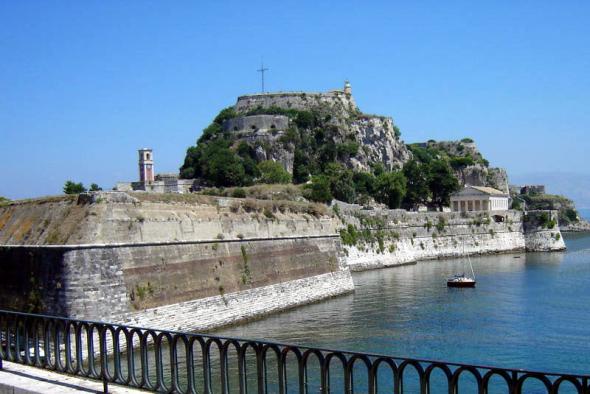 Τουρίστες κατέβασαν την ελληνική σημαία από το Ενετικό φρούριο στην Κέρκυρα