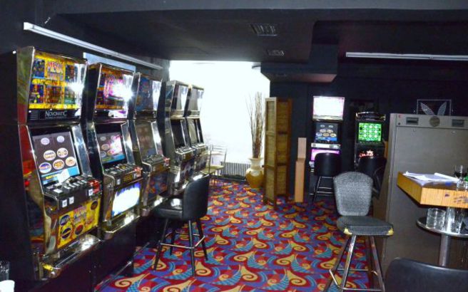 “Καμπάνες” σε αστυνομικούς που πουλούσαν προστασία σε μαγαζιά με “φρουτάκια”