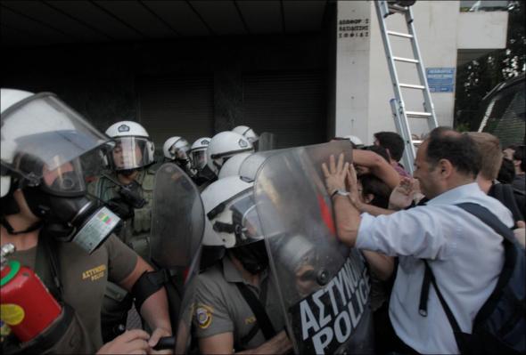 Ένταση σε διαδήλωση της ΑΝΤΑΡΣΥΑ στο Σύνταγμα