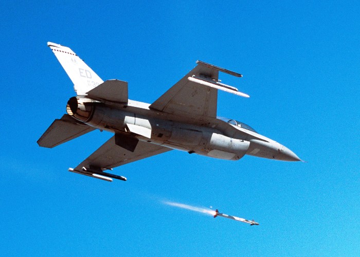 Δείτε βίντεο από βολές AIM-9 και ΑΙΜ-120 από F-16 της Αεροπορίας της Δανίας
