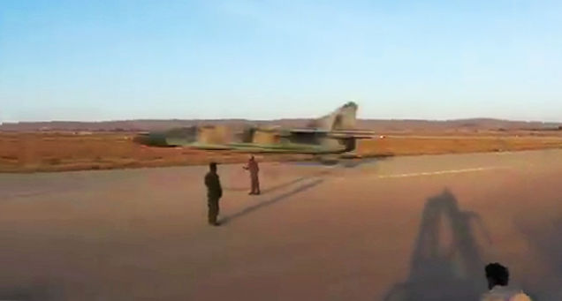 Απίστευτα χαμηλή διέλευση MiG-23 της Λιβυκής Αεροπορίας (Βίντεο)