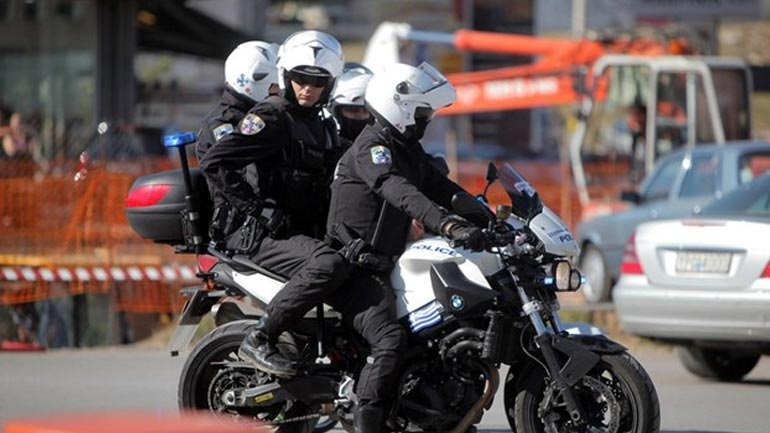 Άγιος Στέφανος: Καταδίωξη με δύο τραυματίες αστυνομικούς