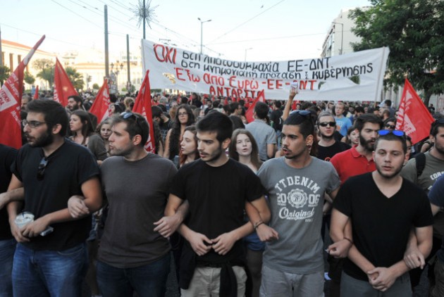 Μικροένταση στην πορεία της ΑΝΤΑΡΣΥΑ στο Σύνταγμα
