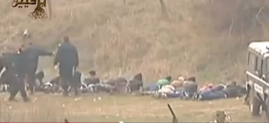 Βούλγαροι συνοριοφύλακες χτυπούν με κλόμπ Σύριους λαθρομετανάστες που περνούν τα σύνορα [βίντεο]
