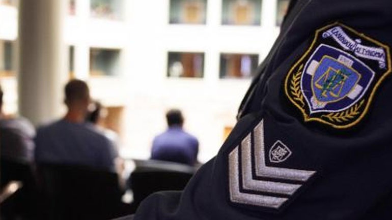 Επιτέθηκαν και λήστεψαν αστυνομικό στην Πάτρα