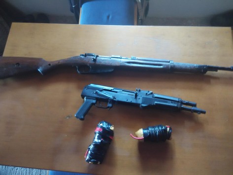 Όπλα, εκρηκτικές ύλες και αρχαίος αμφορέας εντοπίστηκαν σε σπίτι στη Χαλκιδική (εικόνα)