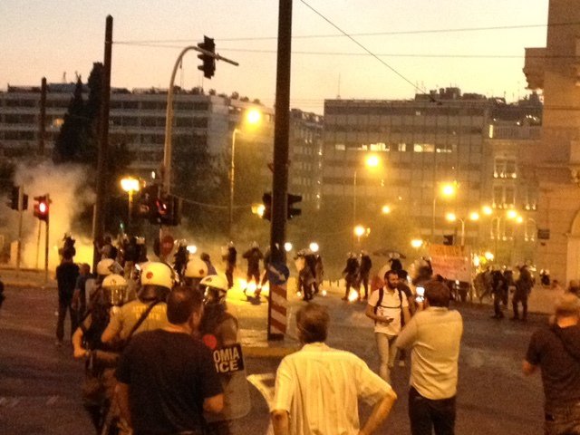 Νέες εικόνες από τα επεισόδια στο Σύνταγμα