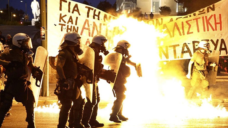 Τουλάχιστον 40 προσαγωγές για τα επεισόδια στο Σύνταγμα