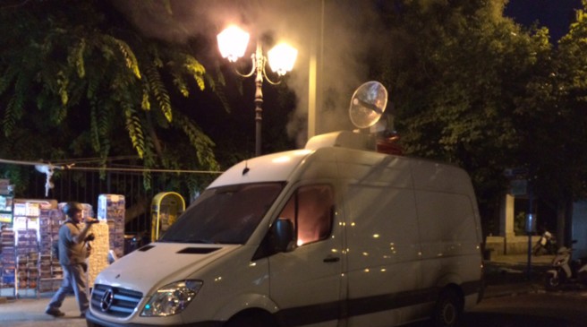 Παραδόθηκε στη πυρά βαν τηλεοπτικού σταθμού στο Σύνταγμα [εικόνες-βίντεο]