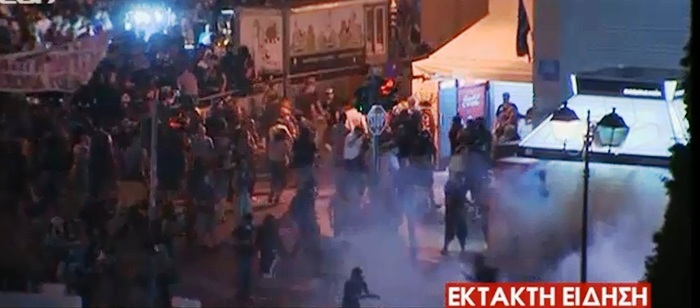 Επεισόδια στο Σύνταγμα: Πυρπολήθηκε ΙΧ, ζημιές σε ΑΤΜ και καταστήματα στο κέντρο της Αθήνας