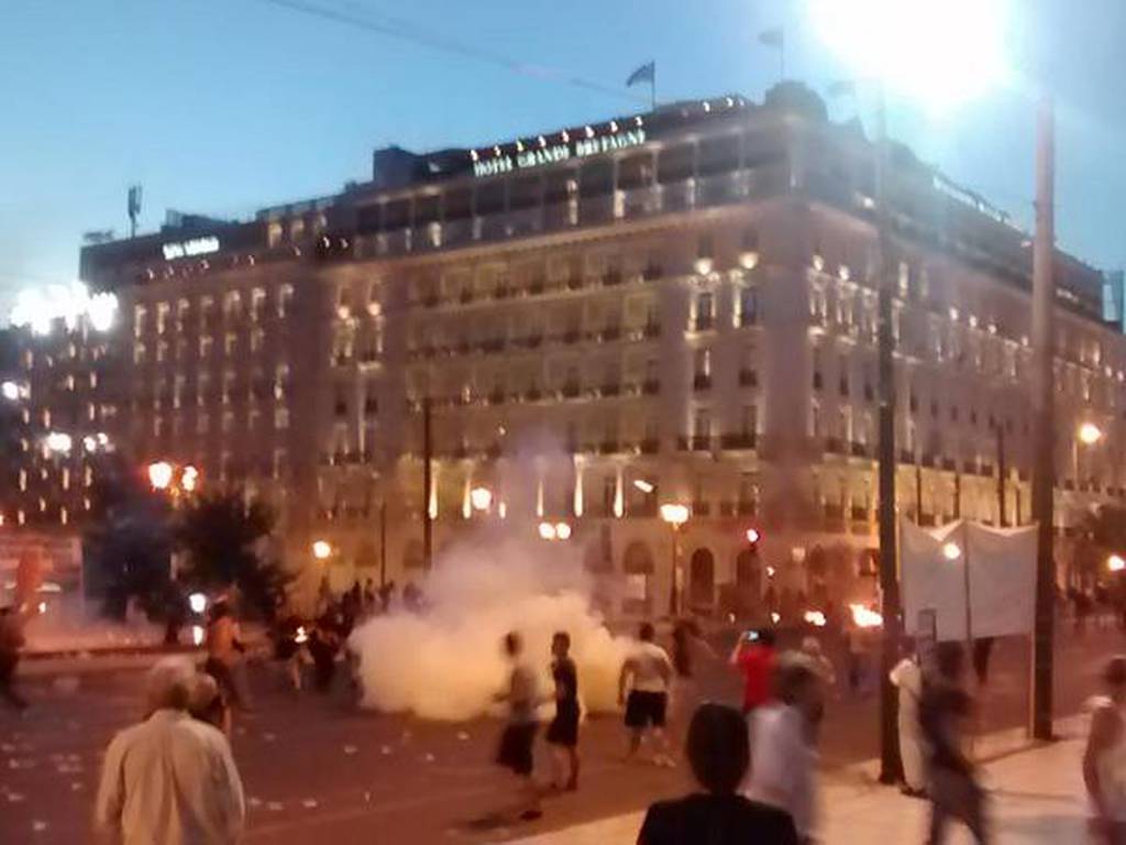 Συνεχίζονται οι συγκρούσεις στην περιοχή του Συντάγματος [εικόνες]