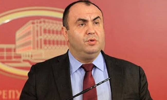 Σκόπια: Ο αναπληρωτής πρωθυπουργός δίνει μπουνιά σε δημοσιογράφο [βίντεο]