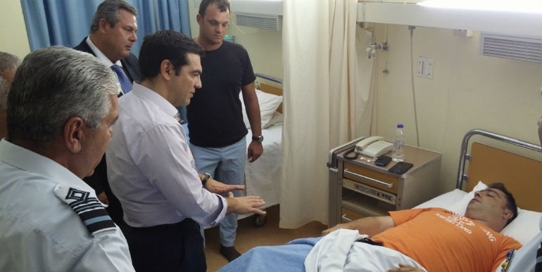 Ο Αλέξης Τσίπρας και ο Πάνος Καμμένος επισκέφτηκαν τους δύο πιλότους του Canandair [εικόνες]