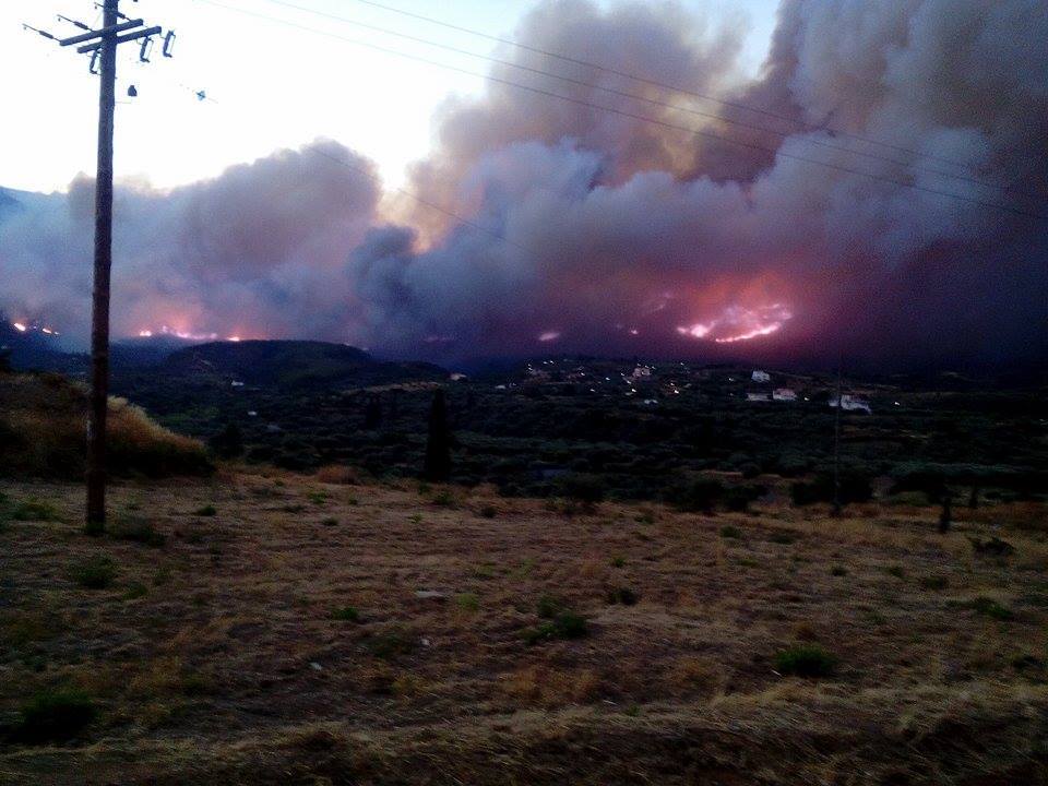 Μαίνεται ανεξέλεγκτο το πύρινο μέτωπο στη Λακωνία [εικόνες]