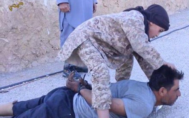 Το ISIS έβαλε νεαρό αγόρι να αποκεφαλίσει έναν άνδρα- Εικόνες που προκαλούν σοκ
