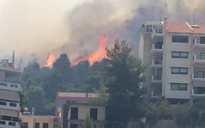 Στα πρώτα σπίτια οι φλόγες στον Υμηττό – Ανεξέλεγκτο το μέτωπο στον Καρέα (vid)