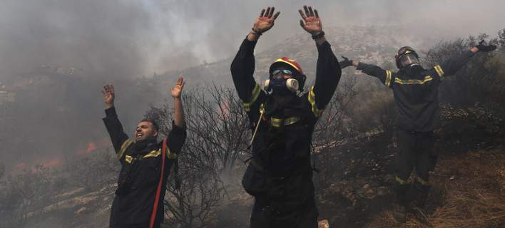 Καρέ καρέ η μάχη πυροσβεστών και κατοίκων του Καρέα να σώσουν σπίτια, εκκλησίες, δάσος [εικόνες]
