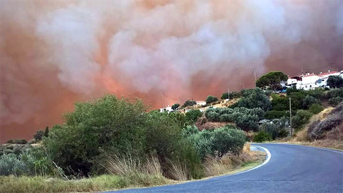 Σαρώνει τα πάντα η φωτιά στη Λακωνία – Έχουν εγκλωβιστεί κάτοικοι και πυροσβέστες