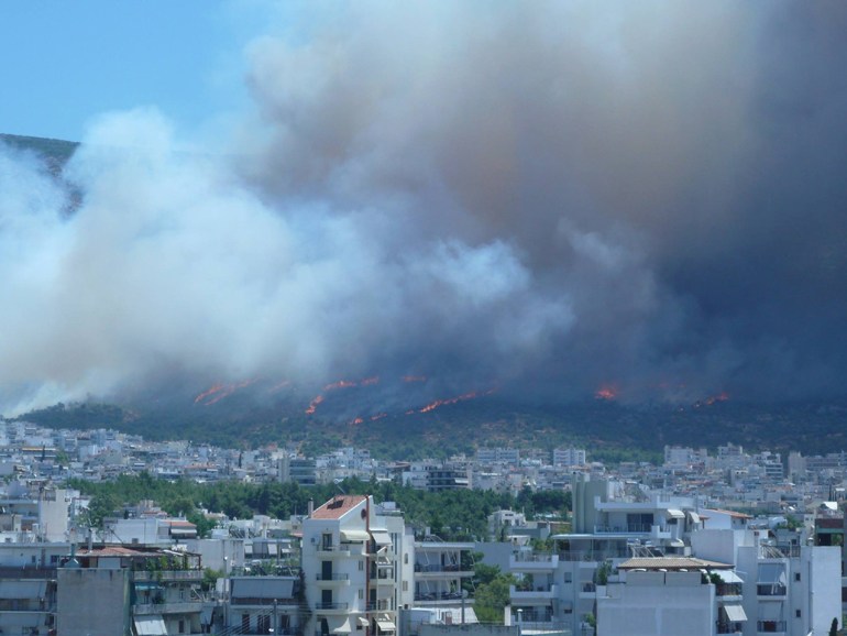 Δείτε φωτογραφίες από τη φωτιά στον Καρέα – Επιχειρούν 30 πυροσβέστες και δύο ελικόπτερα