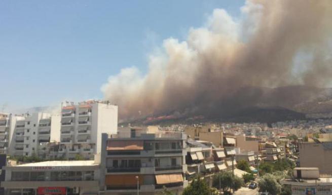 Καίγονται σπίτια στον Υμηττό – Η Αθήνα “δέχεται” επίθεση (εικόνες, video) (upd3)