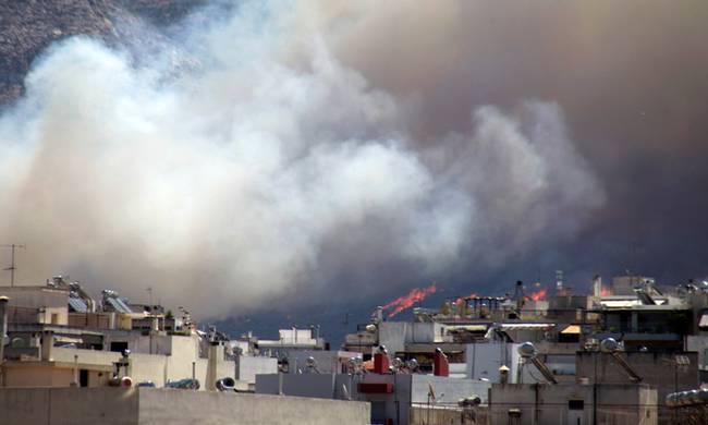 Βίντεο και νέες φωτογραφίες από την πυρκαγιά στον Καρέα