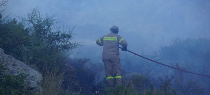 Μεγάλη φωτιά στο Δίστομο – κινδυνεύουν σπίτια
