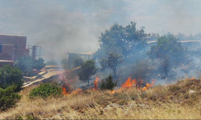 Σύρος: Μεγάλη πυρκαγιά απείλησε σπίτια [βίντεο]